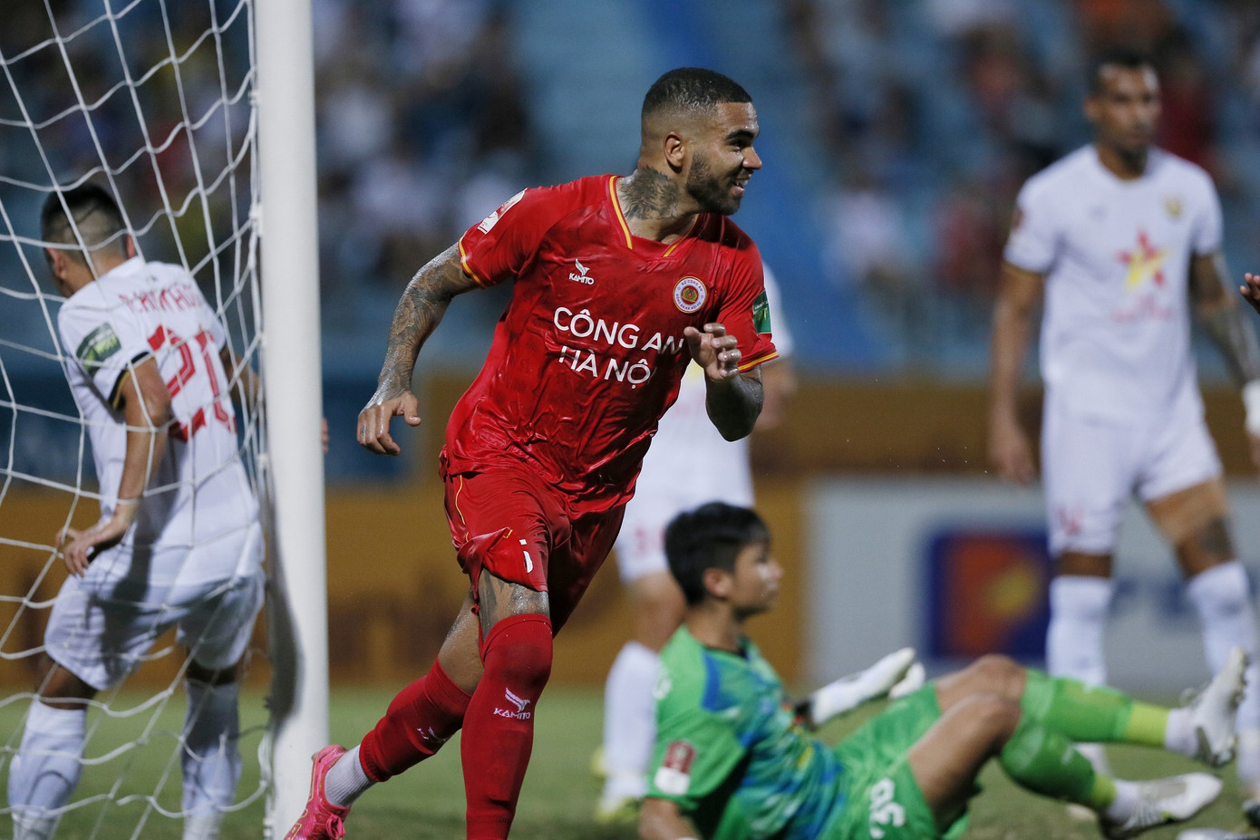 CAHN bị Hà Tĩnh chia điểm, cục diện cuộc đua vô địch thêm gay cấn ảnh 17 CAHN bị Hà Tĩnh chia điểm, cục diện cuộc đua vô địch thêm gay cấn ảnh 17