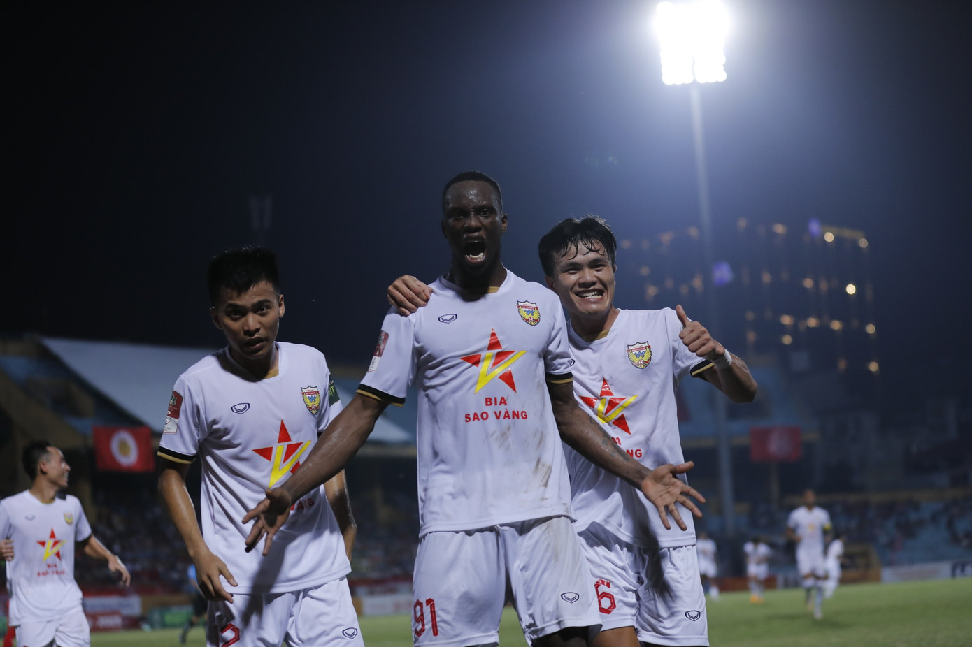 CAHN bị Hà Tĩnh chia điểm, cục diện cuộc đua vô địch thêm gay cấn ảnh 36 CAHN bị Hà Tĩnh chia điểm, cục diện cuộc đua vô địch thêm gay cấn ảnh 36