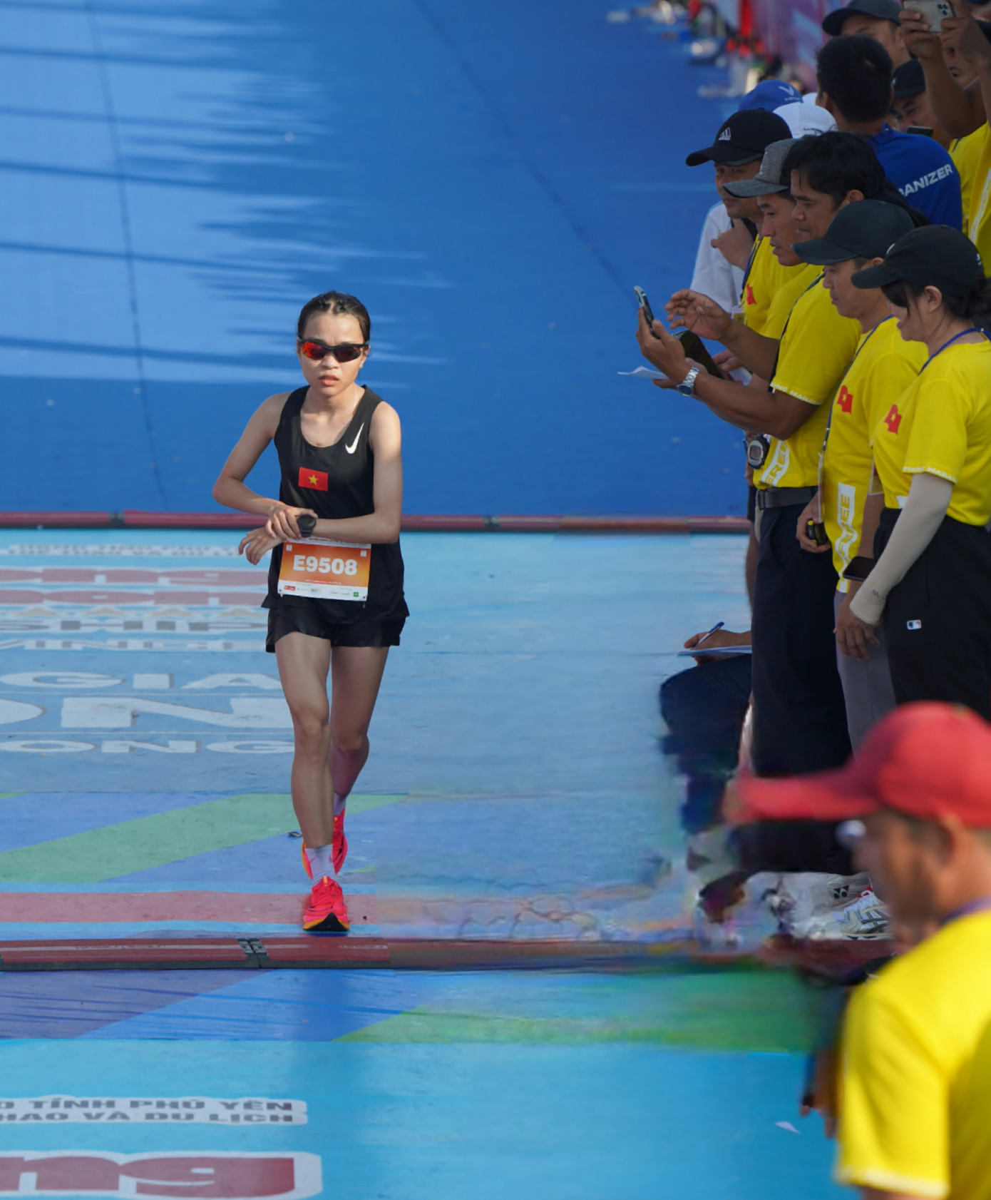 Tuyết đã dẫn đầu trong phần lớn thời gian, nhưng Ngọc Hoa lại có màn nước rút phi thường khi về đích.