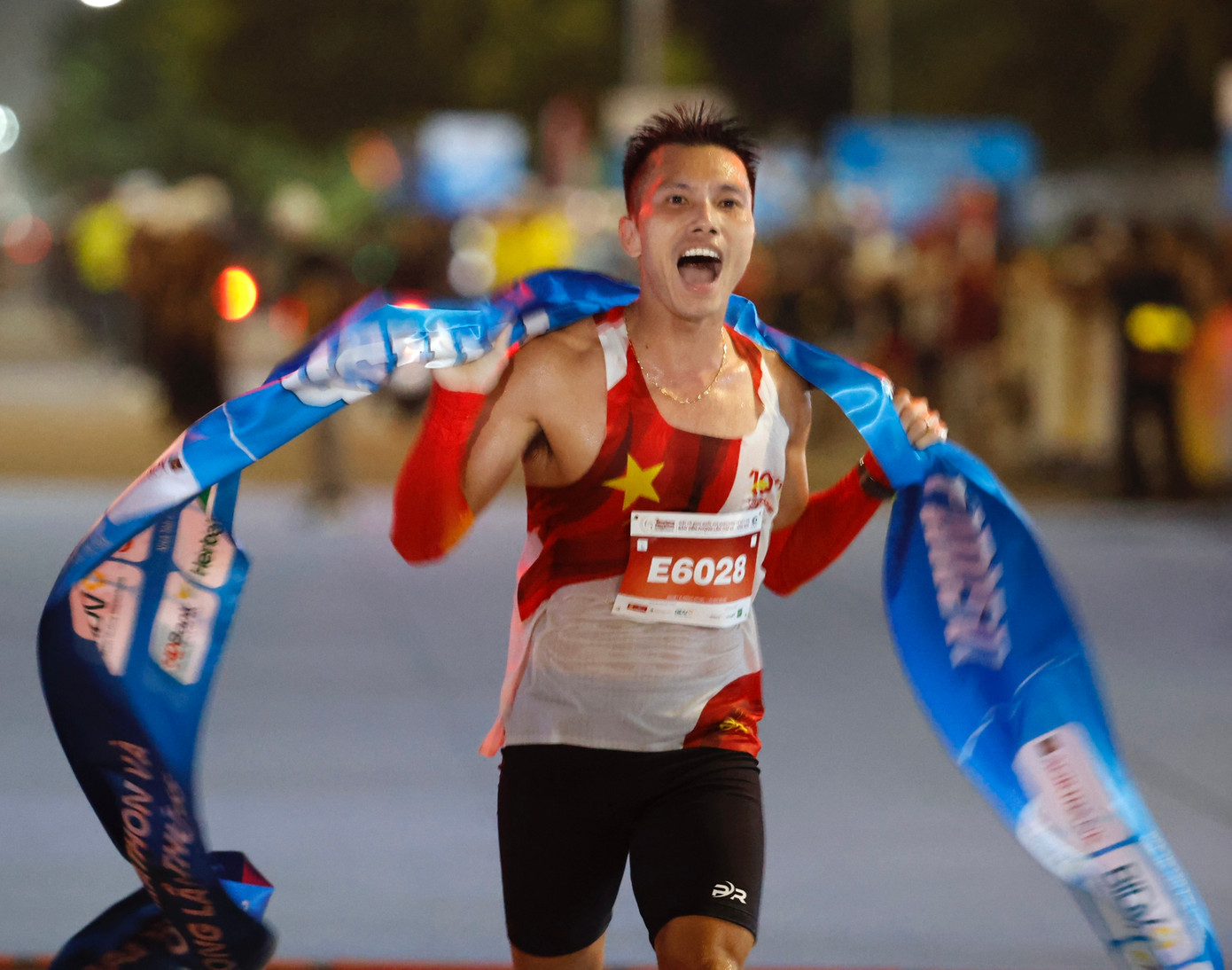 Và những khoảnh khắc chiến thắng của các kỷ lục gia của Tiền Phong Marathon.