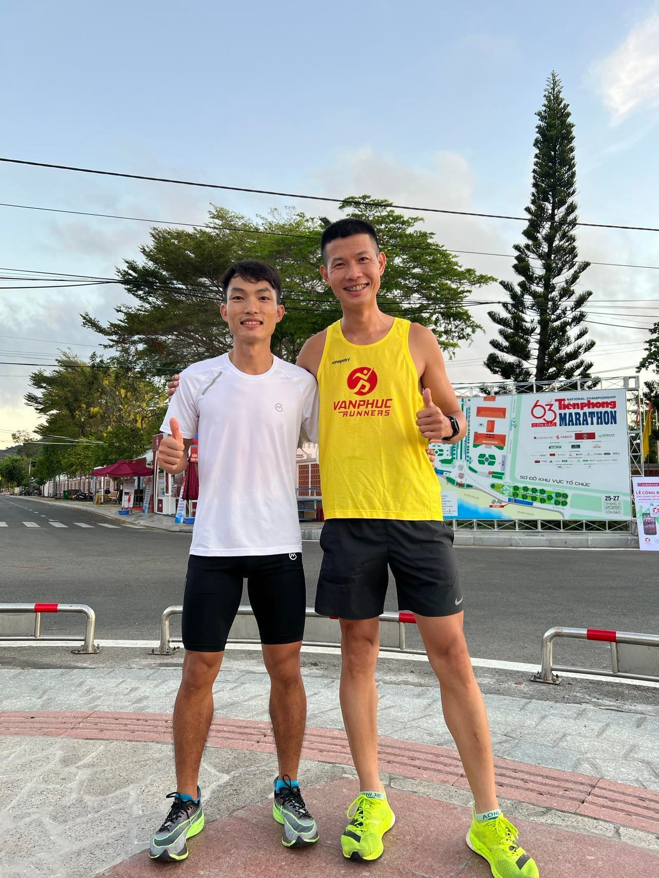 Đan Quyết (bìa phải) hiện là đương kim vô địch hạng mục phong trào Tiền Phong Marathon 2022.