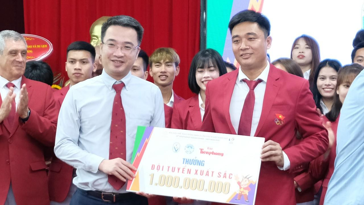 Ông Nguyễn Tường Lâm, Bí thư T.Ư Đoàn TNCS Hồ Chí Minh trao phần thưởng cho Đội tuyển Điền kinh Việt Nam. (Ảnh: Mạnh Thắng) Ông Nguyễn Tường Lâm, Bí thư T.Ư Đoàn TNCS Hồ Chí Minh trao phần thưởng cho Đội tuyển Điền kinh Việt Nam. (Ảnh: Mạnh Thắng)