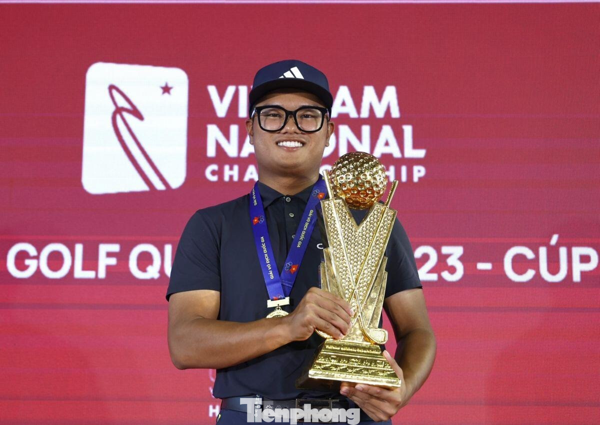 Và Nguyễn Nhất Long, nhà vô địch giải Golf Quốc gia 2023. Và Nguyễn Nhất Long, nhà vô địch giải Golf Quốc gia 2023.