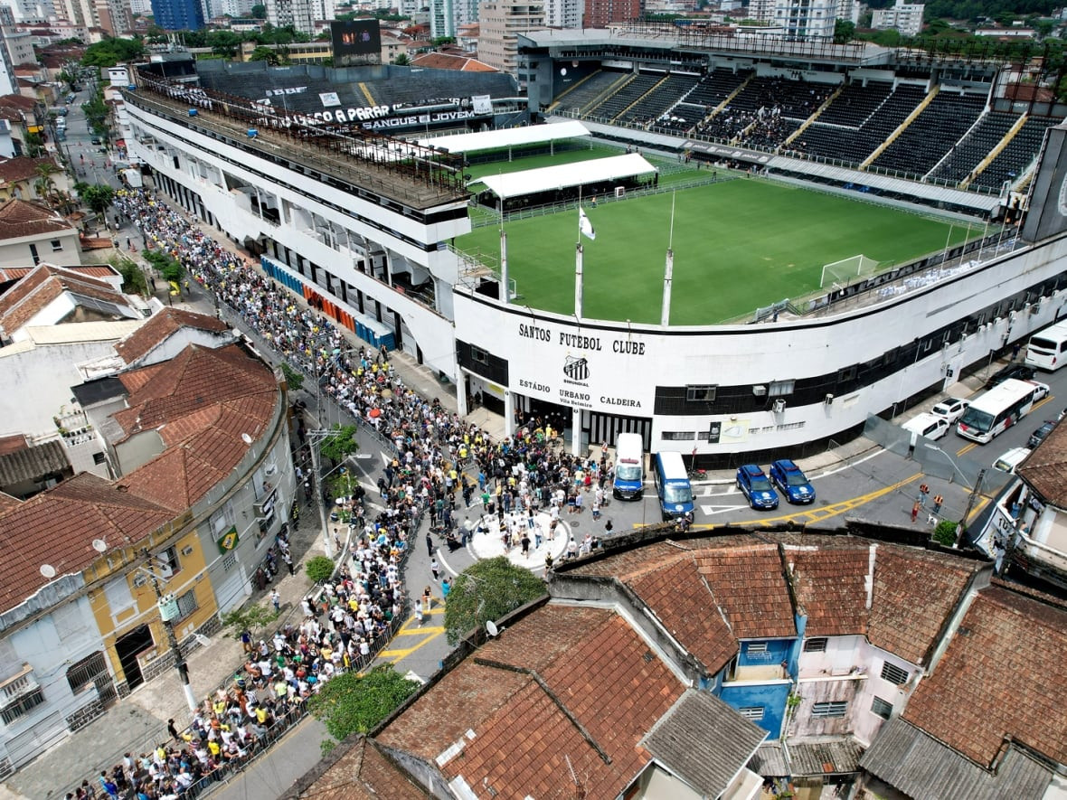 Đoàn người tới sân Vila Belmiro đưa tiễn Vua bóng đá Pele trong ngày thứ Hai, 02/01. (Ảnh: Globo) Đoàn người tới sân Vila Belmiro đưa tiễn Vua bóng đá Pele trong ngày thứ Hai, 02/01. (Ảnh: Globo)