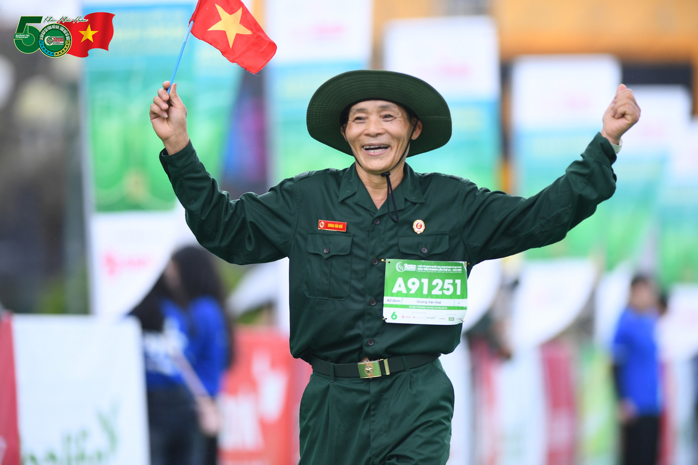 Chú Dương Văn Huê, cựu chiến binh tại mặt trận biên giới, hào hứng tham gia Tiền Phong Marathon 2025 với trang phục người lính bộ đội cụ Hồ. Chú Dương Văn Huê, cựu chiến binh tại mặt trận biên giới, hào hứng tham gia Tiền Phong Marathon 2025 với trang phục người lính bộ đội cụ Hồ.