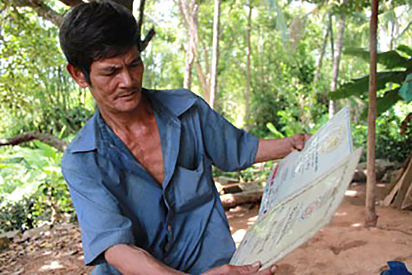 Ông Huỳnh Trọng Thông giới thiệu những bằng khen, thành tích từng đạt được trong sự nghiệp điền kinh. (Ảnh: Nhật Huy - báo Phú Yên)