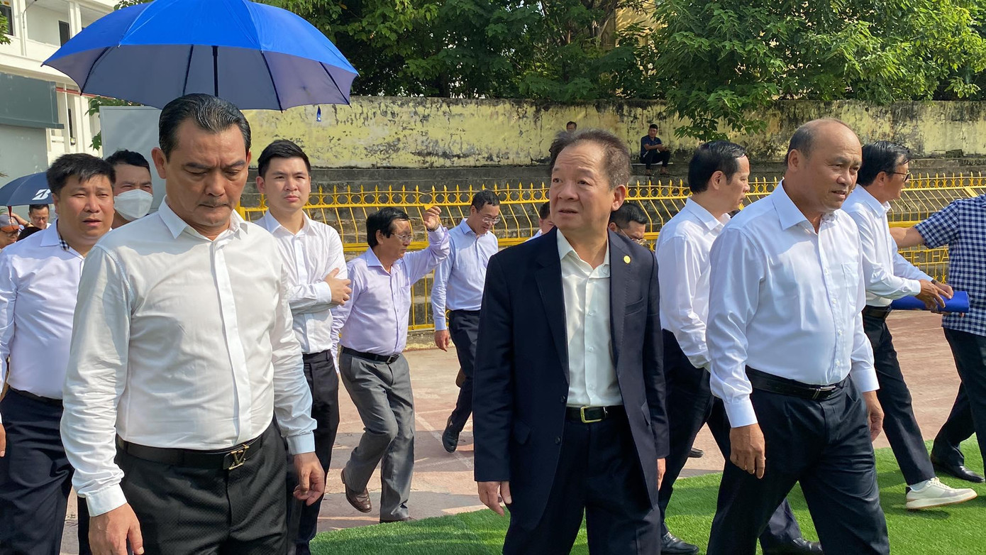 Bầu Hiển (giữa) thị sát cơ sở vật chất Trung tâm đào tạo trẻ Bắc Giang. (Ảnh: Đức Bình)