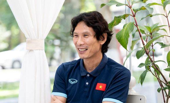 HLV Gong Oh-kyun trò chuyện với phóng viên OSEN. (Ảnh: OSEN) HLV Gong Oh-kyun trò chuyện với phóng viên OSEN. (Ảnh: OSEN)