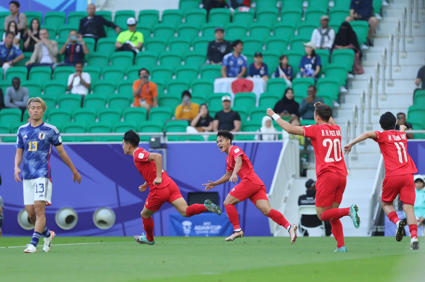 Bàn thắng của Đình Bắc thổi bùng lên tinh thần chiến đấu của các tuyển thủ, đồng thời khiến người hâm mộ vỡ òa, tin tưởng vào thế hệ được dẫn dắt bởi HLV Troussier. (Ảnh: Hữu Phạm) Bàn thắng của Đình Bắc thổi bùng lên tinh thần chiến đấu của các tuyển thủ, đồng thời khiến người hâm mộ vỡ òa, tin tưởng vào thế hệ được dẫn dắt bởi HLV Troussier. (Ảnh: Hữu Phạm)