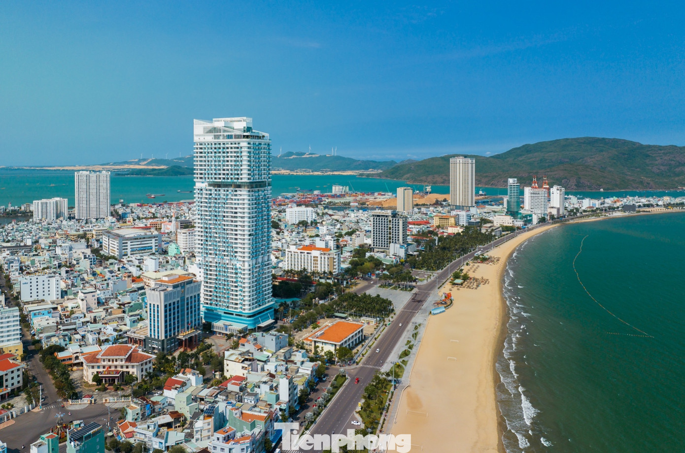 Toạ lạc ngay vị trí đắc địa “hướng hải - tựa sơn”, giúp du khách dễ dàng tận hưởng vẻ đẹp nguyên sơ của Quy Nhơn, tìm hiểu dấu ấn văn hóa Chăm Pa, viếng thăm các địa danh lịch sử và thưởng thức ẩm thực đặc sắc miền duyên hải, Grand Hyams Hotel - Quy Nhơn Beach thực sự là lựa chọn lý tưởng cho du khách mỗi khi ghé thăm thành phố biển Quy Nhơn.