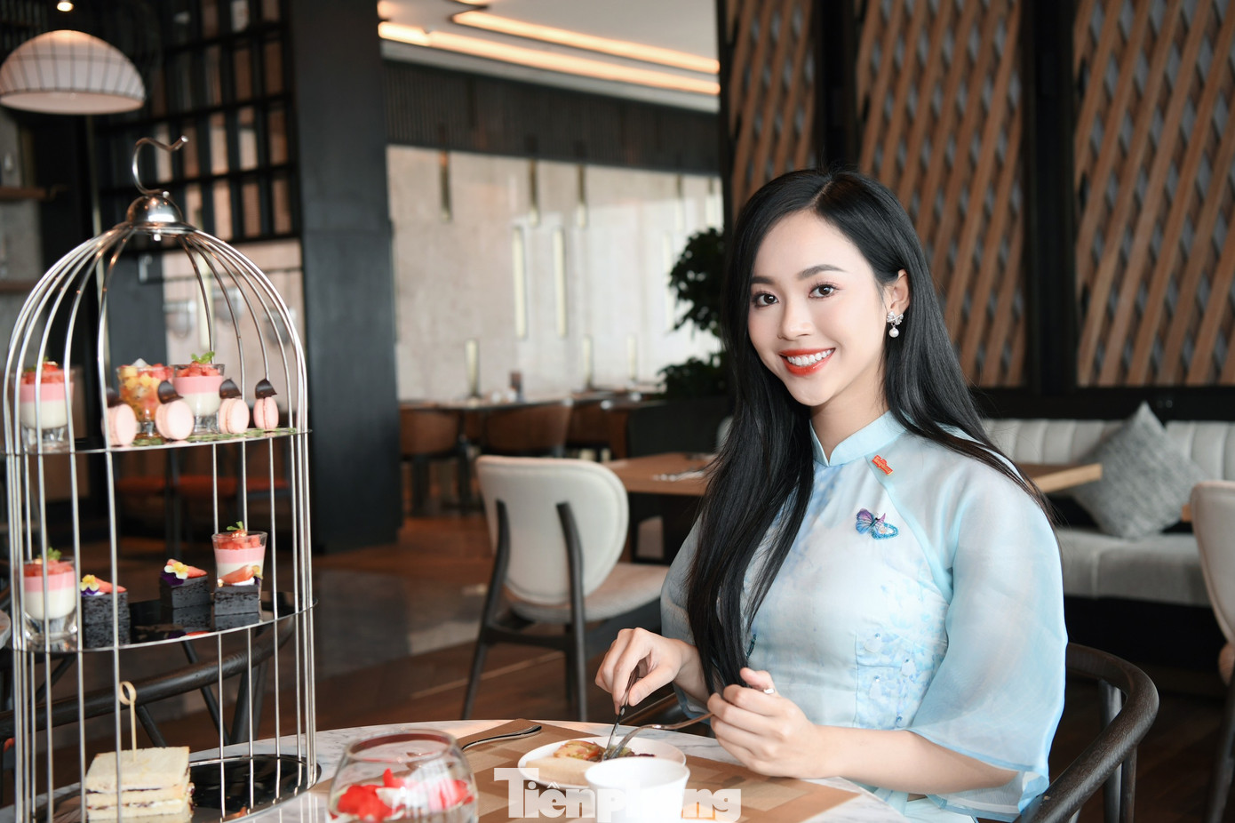 Á hậu Thùy Linh vui vẻ thưởng thức món ăn yêu thích trong không gian sang trọng của nhà hàng hướng biển sang trọng Hy-Delight.