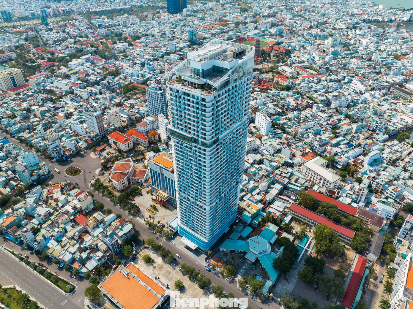 Grand Hyams Hotel - Quy Nhon Beach, một kiệt tác kiến trúc kết hợp với thiên nhiên tuyệt mỹ, nổi bật như một biểu tượng tôn vinh những giá trị của thịnh vượng và phồn hoa.