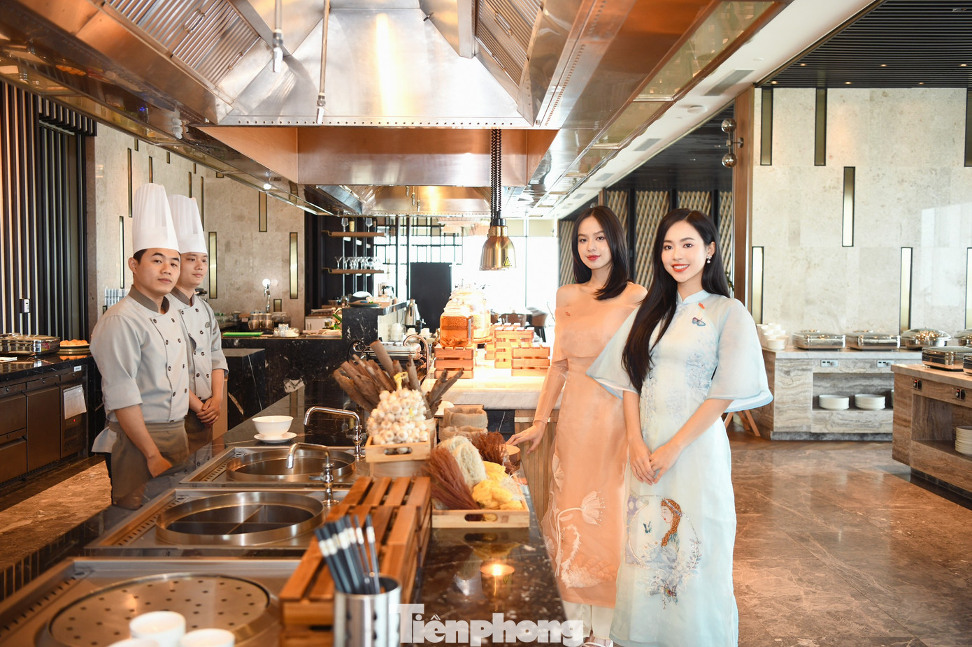 Hai người đẹp rất hài lòng với sự ân cần của nhân viên phục vụ cũng như sự tận tâm, chuyên nghiệp của các đầu bếp.