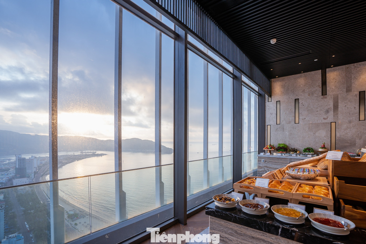 Từ Hy-Delight, thực khách có thể ngắm nhìn khung cảnh tuyệt đẹp của biển Quy Nhơn, đón ánh bình minh trước khi khởi đầu ngày mới.