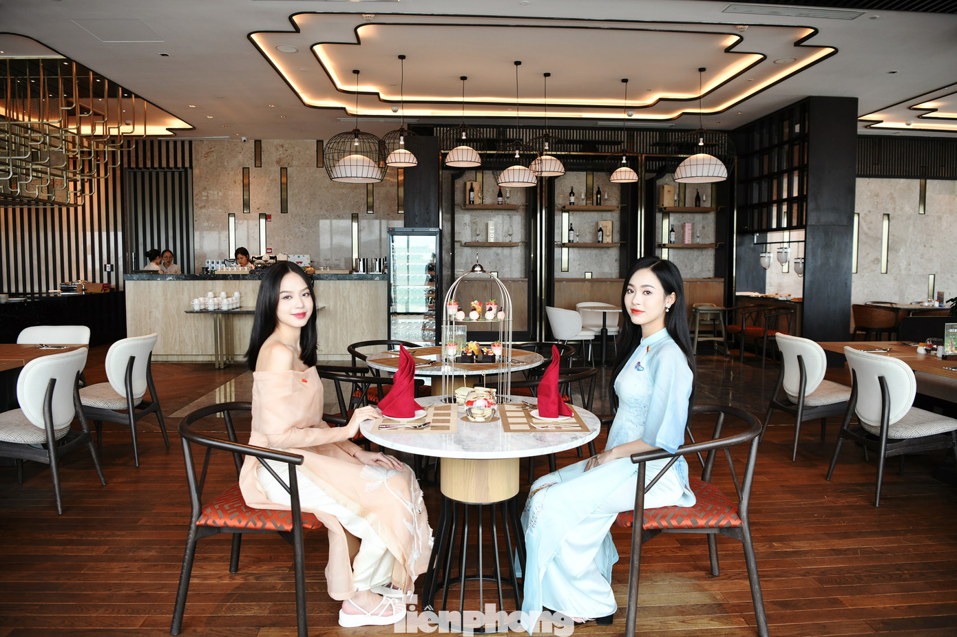 Hoa hậu Thanh Thủy và Á hậu Thùy Linh cho biết, Hy-Delight phục vụ cả ngày với thực đơn phong phú, hội tụ tinh hoa ẩm thực khắp mọi miền đất nước và cả thế giới.