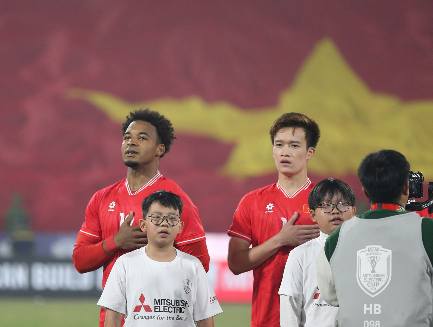 Nguyễn Xuân Son hát trọn vẹn bài Quốc ca Việt Nam trước trận gặp Myanmar. (Ảnh: Hải Triều) Nguyễn Xuân Son hát trọn vẹn bài Quốc ca Việt Nam trước trận gặp Myanmar. (Ảnh: Hải Triều)