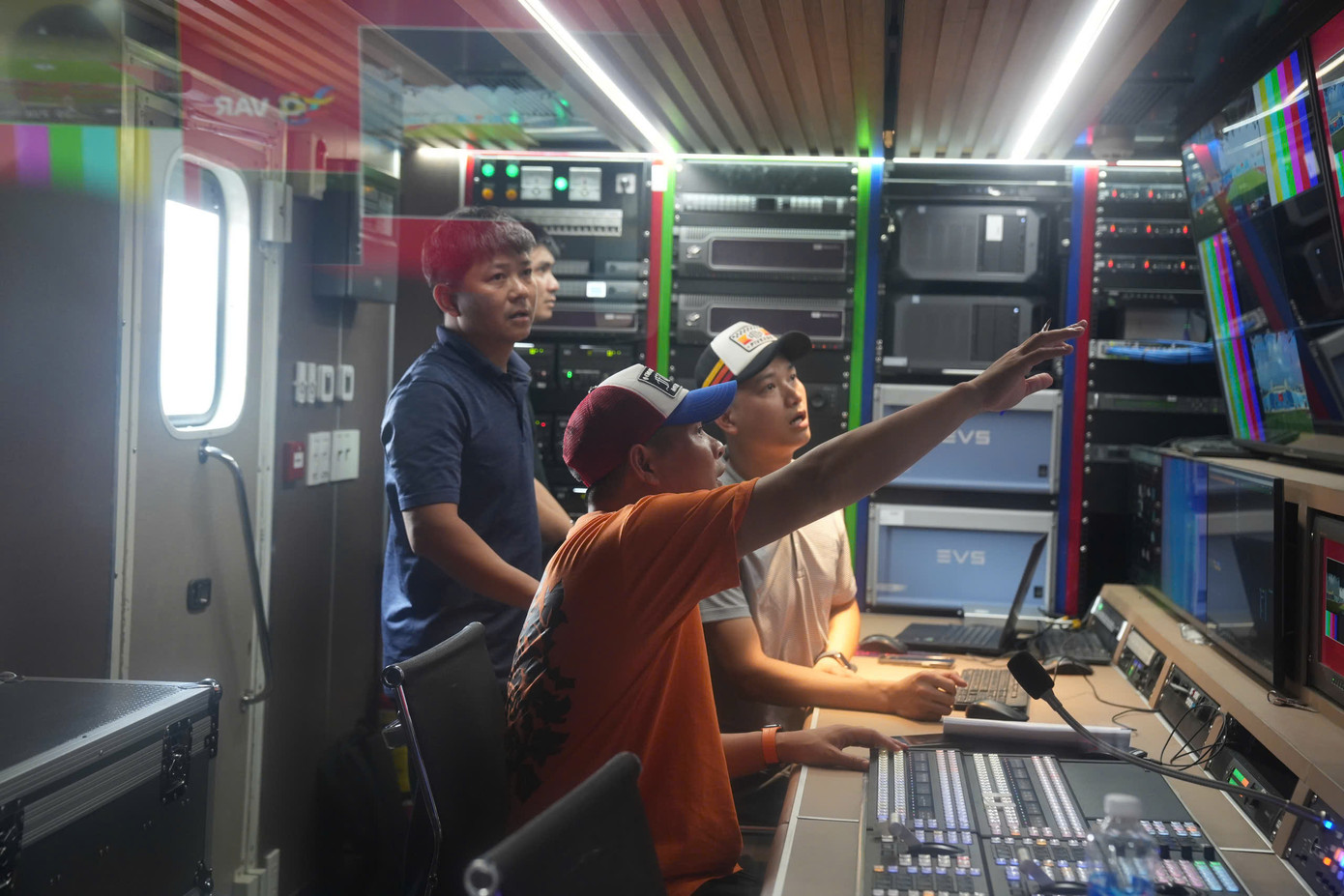 Không chỉ hệ thống camera khủng, đội ngũ FPT Play còn thực hiện nhiều chương trình đặc sắc trong tường thuật trực tiếp trận siêu cúp. Không chỉ hệ thống camera khủng, đội ngũ FPT Play còn thực hiện nhiều chương trình đặc sắc trong tường thuật trực tiếp trận siêu cúp.