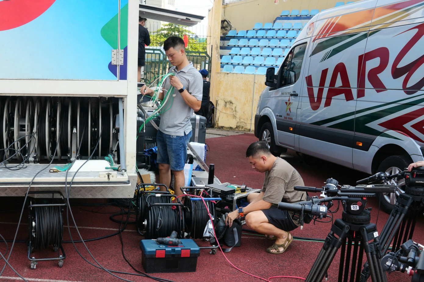 Một đại diện của FPT Play cho hay, trong số 12 camera tại sân vận động Thiên Trường có bao gồm 1 camera di động và 1 flycam. Đồng thời, cung cấp 10 đường tín hiệu hình ảnh cho xe VAR, nhiều hơn 2 so với các trận V-League. Một đại diện của FPT Play cho hay, trong số 12 camera tại sân vận động Thiên Trường có bao gồm 1 camera di động và 1 flycam. Đồng thời, cung cấp 10 đường tín hiệu hình ảnh cho xe VAR, nhiều hơn 2 so với các trận V-League.