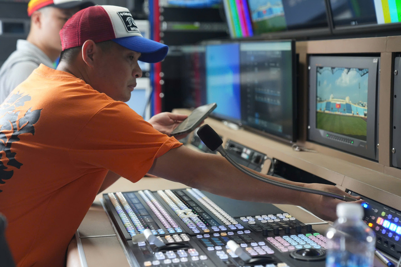 Theo tiết lộ của một đại diện FPT Play, trận Siêu Cúp bóng đá Quốc gia 2023/2024 sẽ bao gồm chương trình bình luận kéo dài 40 phút, bắt đầu từ lúc 17h. Ngoài ra, FPT Play cũng kết nối 3 điểm, trên sân, cabin bình luận và khán đài, mang đến cho khán giả những góc nhìn đầy đủ, thú vị nhất. Theo tiết lộ của một đại diện FPT Play, trận Siêu Cúp bóng đá Quốc gia 2023/2024 sẽ bao gồm chương trình bình luận kéo dài 40 phút, bắt đầu từ lúc 17h. Ngoài ra, FPT Play cũng kết nối 3 điểm, trên sân, cabin bình luận và khán đài, mang đến cho khán giả những góc nhìn đầy đủ, thú vị nhất.