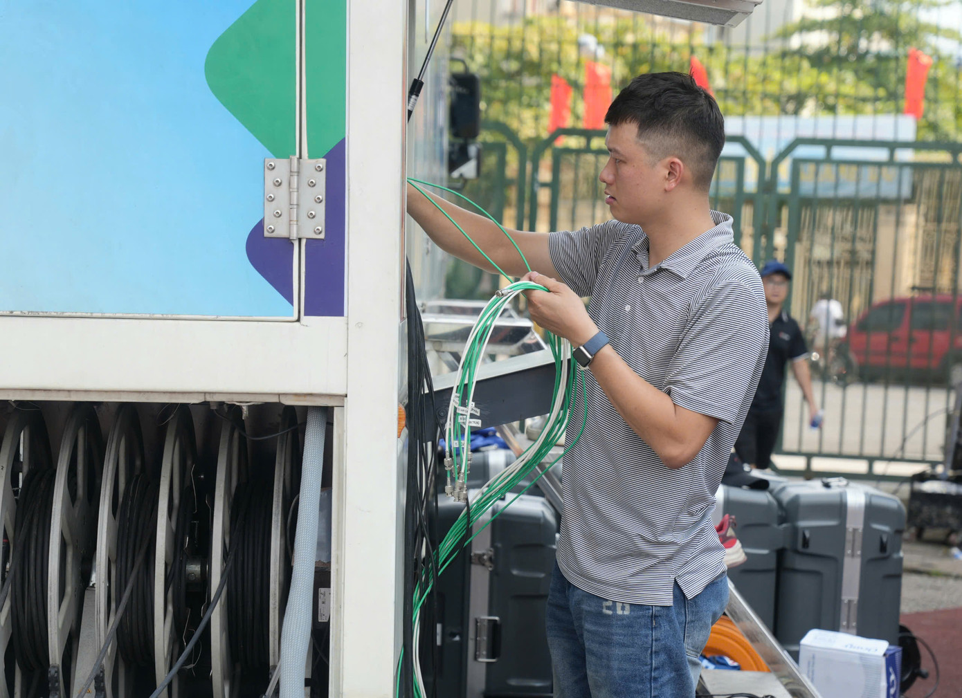 Một đại diện của FPT Play cho hay, trong số 12 camera tại sân vận động Thiên Trường có bao gồm 1 camera di động và 1 flycam. Đồng thời, cung cấp 10 đường tín hiệu hình ảnh cho xe VAR, nhiều hơn 2 so với các trận V-League. Một đại diện của FPT Play cho hay, trong số 12 camera tại sân vận động Thiên Trường có bao gồm 1 camera di động và 1 flycam. Đồng thời, cung cấp 10 đường tín hiệu hình ảnh cho xe VAR, nhiều hơn 2 so với các trận V-League.