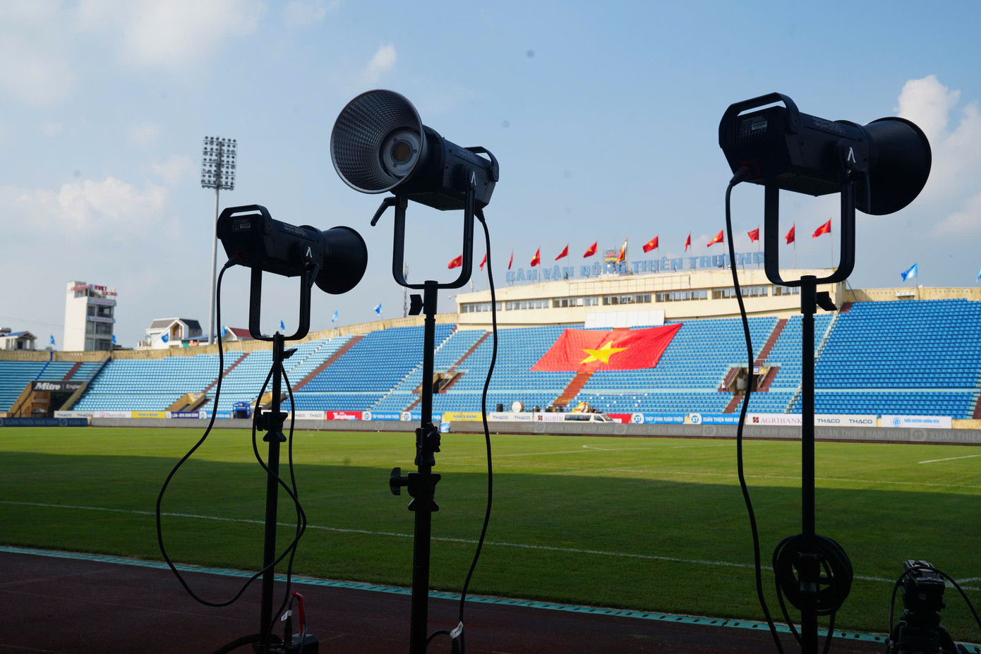 Nhằm phục vụ tốt nhất cho trận Siêu cúp bóng đá Quốc gia - Cúp THACO 2023/2024, đội ngũ FPT Play đã đưa tới sân vận động Thiên Trường hệ thống máy móc đồ sộ, đạt tiêu chuẩn cao nhất hiện nay trong tường thuật trực tiếp trận đấu. Nhằm phục vụ tốt nhất cho trận Siêu cúp bóng đá Quốc gia - Cúp THACO 2023/2024, đội ngũ FPT Play đã đưa tới sân vận động Thiên Trường hệ thống máy móc đồ sộ, đạt tiêu chuẩn cao nhất hiện nay trong tường thuật trực tiếp trận đấu.