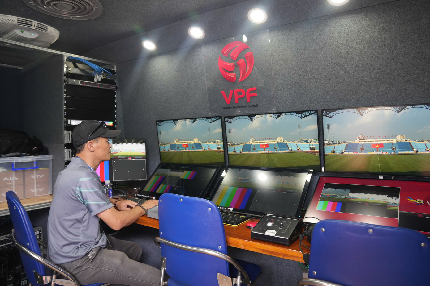 Đây cũng là lần đầu tiên trận siêu cúp bóng đá được chính thức sử dụng hệ thống VAR với đầy đủ tính năng được cấp phép. Tại Siêu Cúp bóng đá Quốc gia – Cúp THACO 2023, hệ thống VAR cũng đã được sử dụng nhưng khi đó vẫn đang trong quá trình thử nghiệm tại Việt Nam. Ban tổ chức đã phải xin cấp phép đặc biệt từ FIFA để sử dụng cho trận đấu trên sân Hàng Đẫy. Đây cũng là lần đầu tiên trận siêu cúp bóng đá được chính thức sử dụng hệ thống VAR với đầy đủ tính năng được cấp phép. Tại Siêu Cúp bóng đá Quốc gia – Cúp THACO 2023, hệ thống VAR cũng đã được sử dụng nhưng khi đó vẫn đang trong quá trình thử nghiệm tại Việt Nam. Ban tổ chức đã phải xin cấp phép đặc biệt từ FIFA để sử dụng cho trận đấu trên sân Hàng Đẫy.