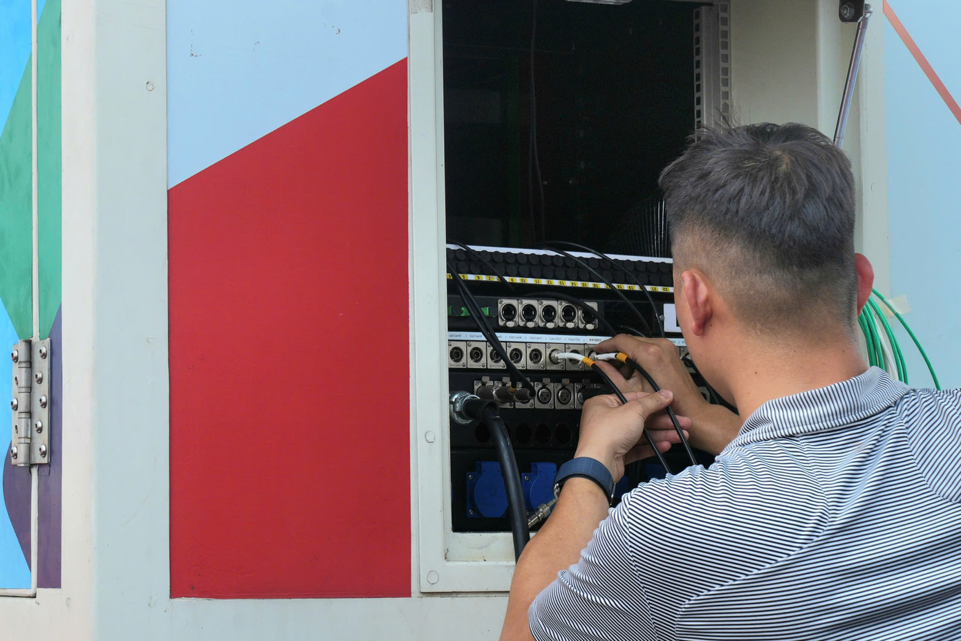 Một đại diện của FPT Play cho hay, trong số 12 camera tại sân vận động Thiên Trường có bao gồm 1 camera di động và 1 flycam. Đồng thời, cung cấp 10 đường tín hiệu hình ảnh cho xe VAR, nhiều hơn 2 so với các trận V-League. Một đại diện của FPT Play cho hay, trong số 12 camera tại sân vận động Thiên Trường có bao gồm 1 camera di động và 1 flycam. Đồng thời, cung cấp 10 đường tín hiệu hình ảnh cho xe VAR, nhiều hơn 2 so với các trận V-League.