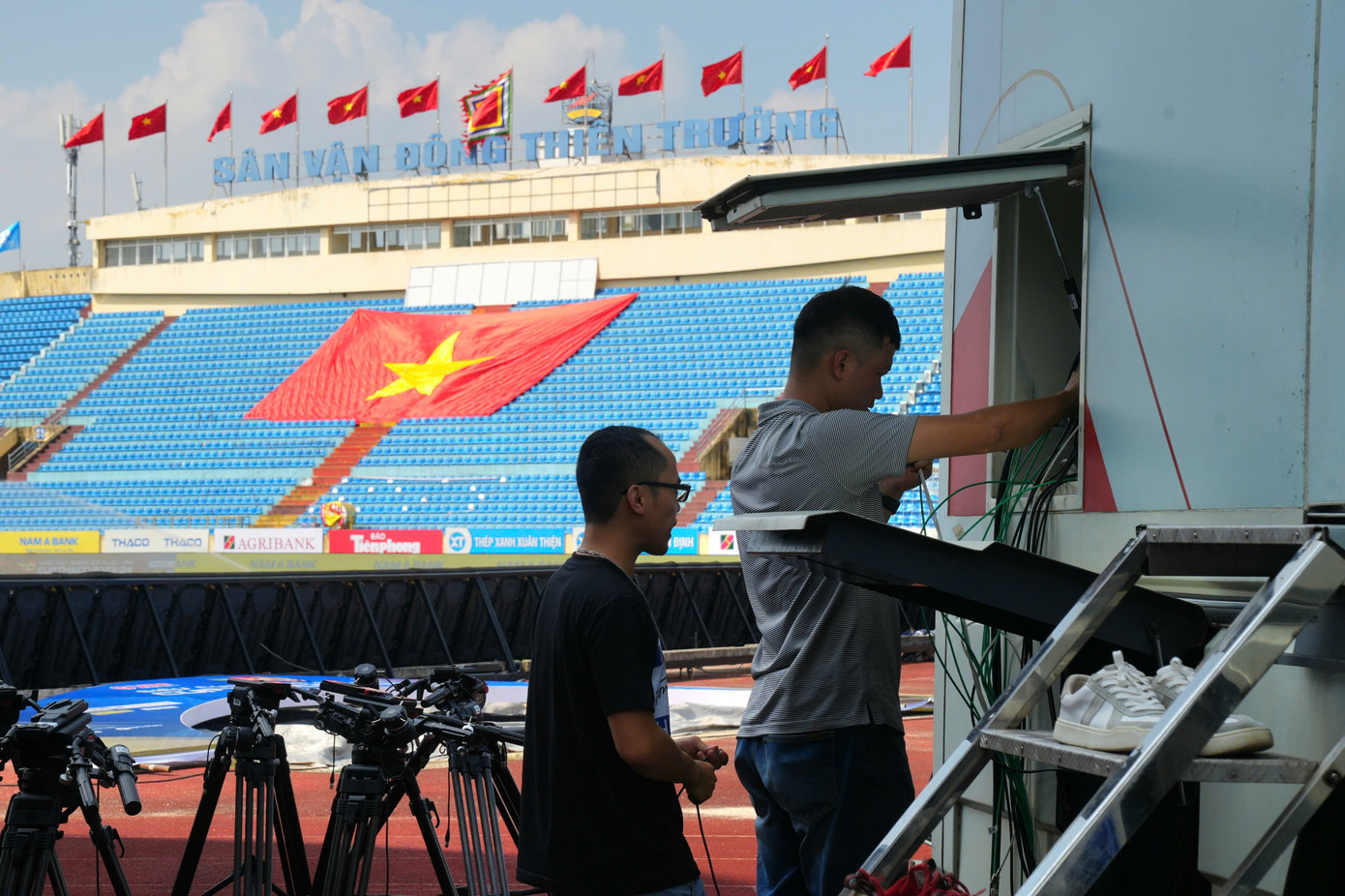 Chưa hết, một điểm rất khác so với những trận đấu trước, ở Siêu Cúp bóng đá Quốc gia 2023/2024, chương trình tường thuật trận đấu của FPT Play còn có phần pre-match, bắt đầu lúc xe bus hai đội tới sân, phỏng vấn nhanh hai HLV và không khí phòng thay đồ. Chưa hết, một điểm rất khác so với những trận đấu trước, ở Siêu Cúp bóng đá Quốc gia 2023/2024, chương trình tường thuật trận đấu của FPT Play còn có phần pre-match, bắt đầu lúc xe bus hai đội tới sân, phỏng vấn nhanh hai HLV và không khí phòng thay đồ.