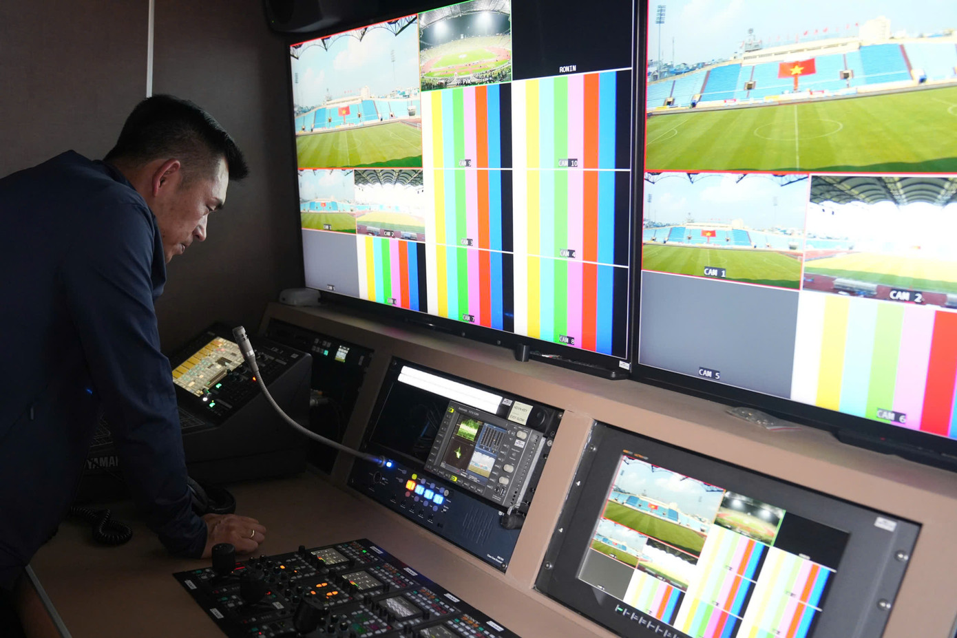 Theo tiết lộ của một đại diện FPT Play, trận Siêu Cúp bóng đá Quốc gia 2023/2024 sẽ bao gồm chương trình bình luận kéo dài 40 phút, bắt đầu từ lúc 17h. Ngoài ra, FPT Play cũng kết nối 3 điểm, trên sân, cabin bình luận và khán đài, mang đến cho khán giả những góc nhìn đầy đủ, thú vị nhất. Theo tiết lộ của một đại diện FPT Play, trận Siêu Cúp bóng đá Quốc gia 2023/2024 sẽ bao gồm chương trình bình luận kéo dài 40 phút, bắt đầu từ lúc 17h. Ngoài ra, FPT Play cũng kết nối 3 điểm, trên sân, cabin bình luận và khán đài, mang đến cho khán giả những góc nhìn đầy đủ, thú vị nhất.