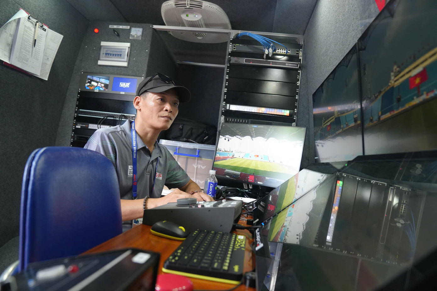 Áp dụng hệ thống VAR với đầy đủ tính năng được cấp phép tại Thiên Trường, cộng thêm việc FPT Play triển khai 12 camera với nhiều tín hiệu hình ảnh hơn so với V-League, khiến trận Siêu Cúp bóng đá Quốc gia - Cúp THACO 2023/2024 trở nên vô cùng đặc biệt. Áp dụng hệ thống VAR với đầy đủ tính năng được cấp phép tại Thiên Trường, cộng thêm việc FPT Play triển khai 12 camera với nhiều tín hiệu hình ảnh hơn so với V-League, khiến trận Siêu Cúp bóng đá Quốc gia - Cúp THACO 2023/2024 trở nên vô cùng đặc biệt.