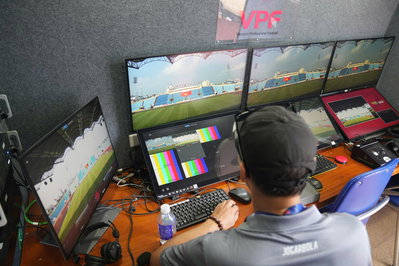 Áp dụng hệ thống VAR với đầy đủ tính năng được cấp phép tại Thiên Trường, cộng thêm việc FPT Play triển khai 12 camera với nhiều tín hiệu hình ảnh hơn so với V-League, khiến trận Siêu Cúp bóng đá Quốc gia - Cúp THACO 2023/2024 trở nên vô cùng đặc biệt. Áp dụng hệ thống VAR với đầy đủ tính năng được cấp phép tại Thiên Trường, cộng thêm việc FPT Play triển khai 12 camera với nhiều tín hiệu hình ảnh hơn so với V-League, khiến trận Siêu Cúp bóng đá Quốc gia - Cúp THACO 2023/2024 trở nên vô cùng đặc biệt.