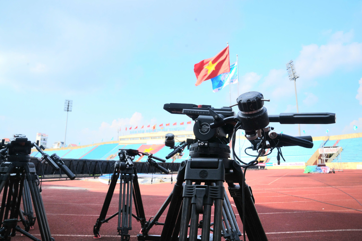 Đây sẽ là lần đầu tiên người hâm mộ Việt Nam được theo dõi trận đấu qua sóng truyền hình theo tiêu chuẩn 12 camera. Cho đến trước trận đấu này, các trận đấu ở Việt Nam mới sử dụng hệ thống 8 camera trực tiếp, và trong một số trận đấu đặc biệt mới nâng lên sử dụng hệ thống 10 camera, do điều kiện kỹ thuật cũng như khả năng đáp ứng của sân. Đây sẽ là lần đầu tiên người hâm mộ Việt Nam được theo dõi trận đấu qua sóng truyền hình theo tiêu chuẩn 12 camera. Cho đến trước trận đấu này, các trận đấu ở Việt Nam mới sử dụng hệ thống 8 camera trực tiếp, và trong một số trận đấu đặc biệt mới nâng lên sử dụng hệ thống 10 camera, do điều kiện kỹ thuật cũng như khả năng đáp ứng của sân.