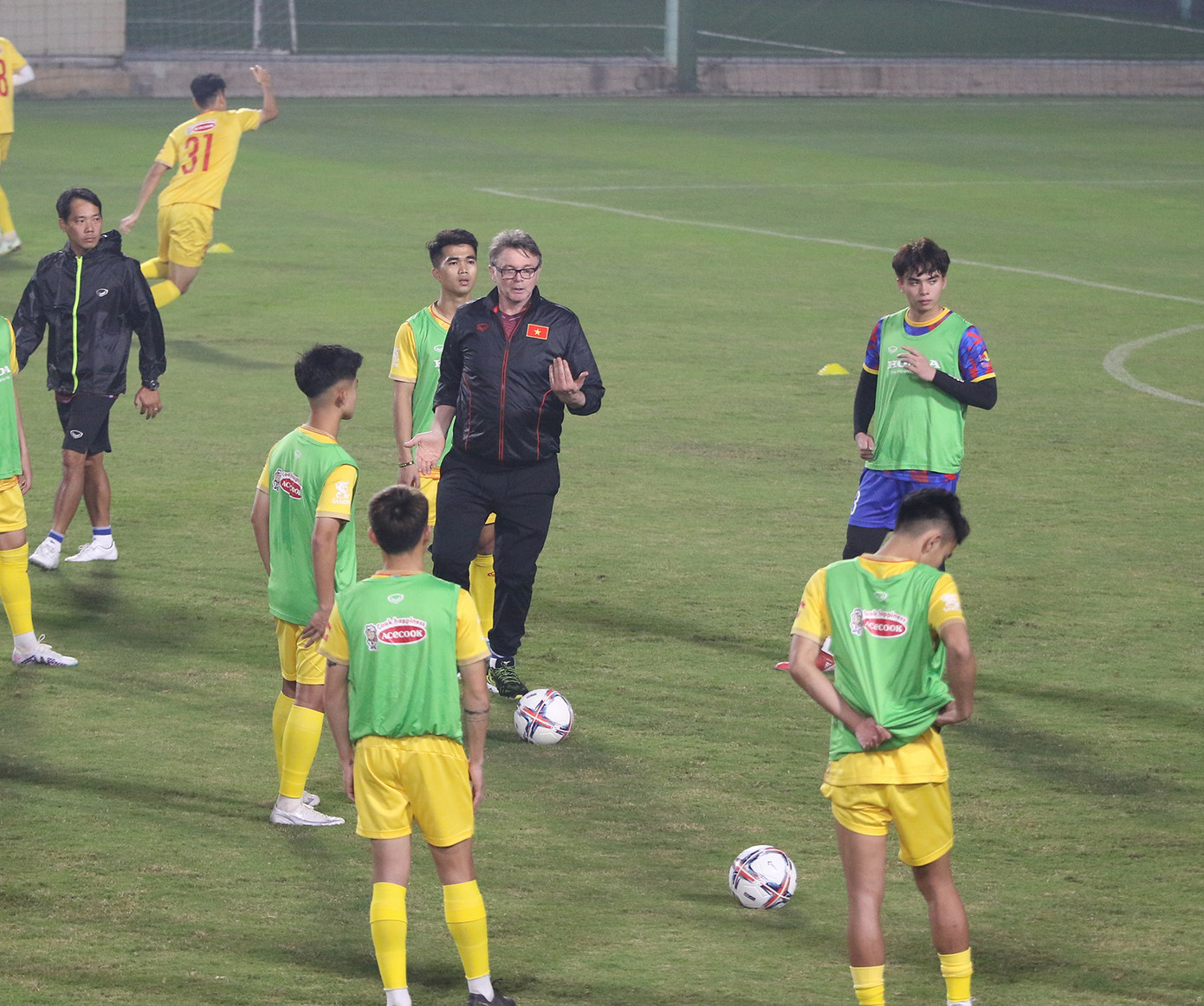 Các cầu thủ U23 làm quen với phương pháp mà HLV Troussier truyền đạt. (Ảnh: Hiếu Chelsea) Các cầu thủ U23 làm quen với phương pháp mà HLV Troussier truyền đạt. (Ảnh: Hiếu Chelsea)