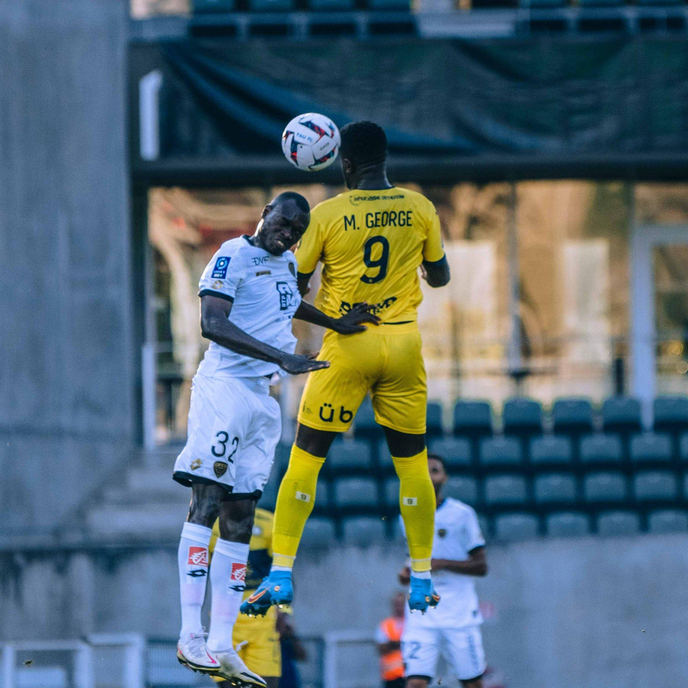 Mayron George bị cựu cầu thủ Pau FC chê &quot;thừa cân và chậm chạp&quot;. (Ảnh: Pau FC)