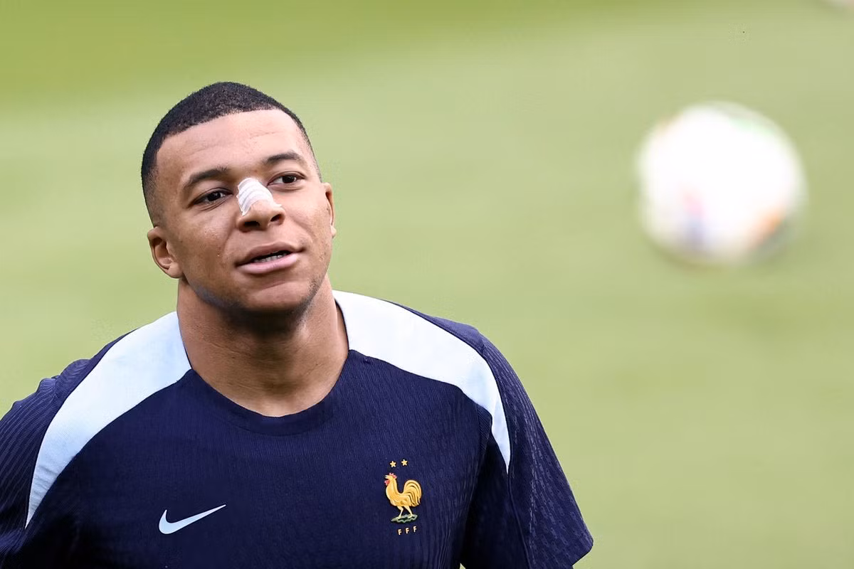 Chiều muộn thứ Tư, Mbappe tới sân tập muộn hơn các đồng đội 30 phút.