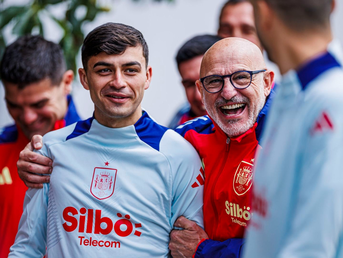 De la Fuente rất được lòng các cầu thủ, đến HLV Argentina, Scaloni cũng ca ngợi &quot;cách các cầu thủ cống hiến hết mình vì ông ấy&quot;.