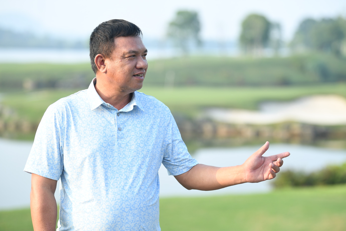 Ông Cấn Phi Khanh - Phó Giám đốc Điều hành Golf Sân golf Kings Island (Tập đoàn BRG) tự hào trước khung cảnh tuyệt đẹp của sân Kings Course. Ông Cấn Phi Khanh - Phó Giám đốc Điều hành Golf Sân golf Kings Island (Tập đoàn BRG) tự hào trước khung cảnh tuyệt đẹp của sân Kings Course.