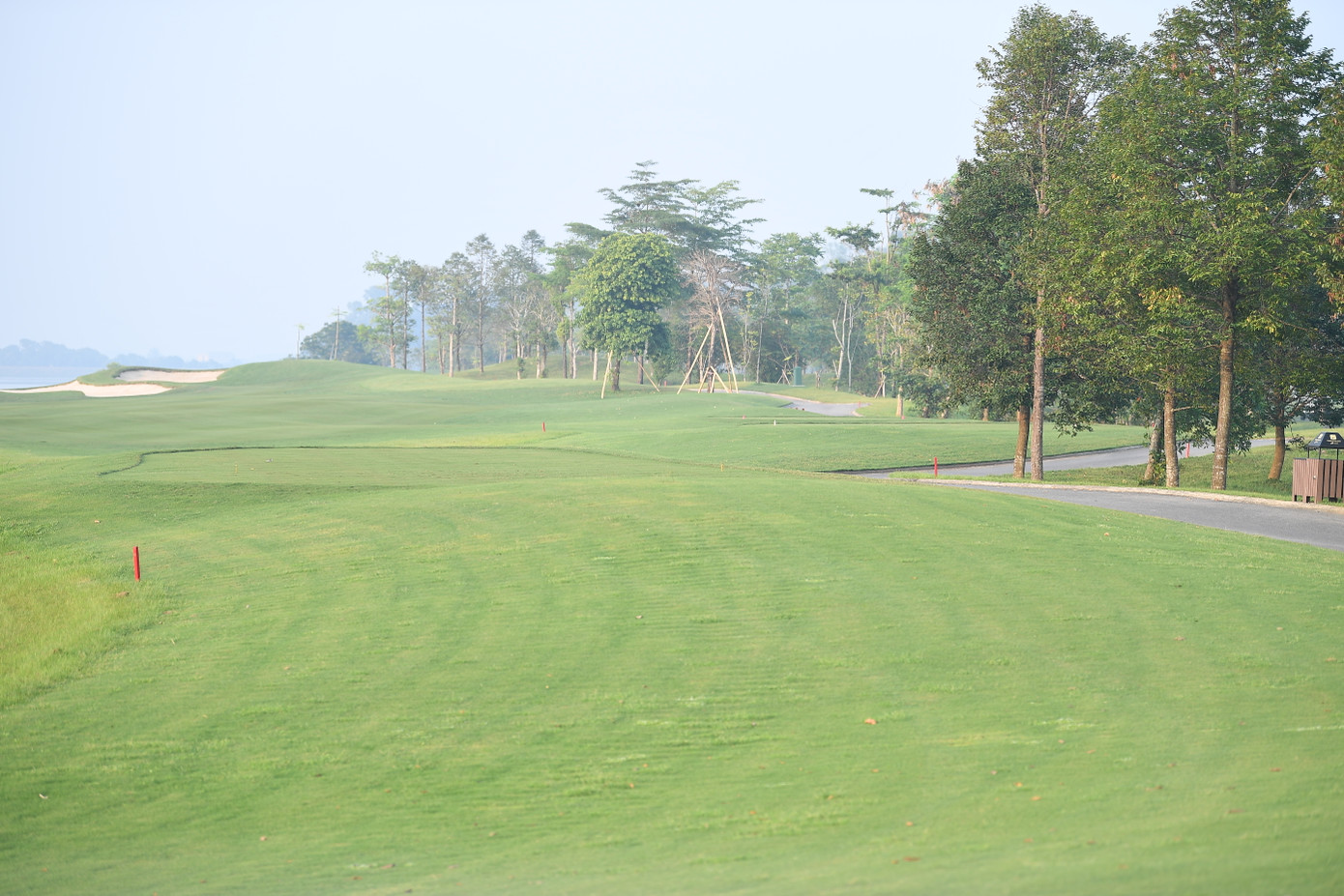 Thảm cỏ xanh mướt tại Kings Course cho thấy nỗ lực đáng kinh ngạc của Ban quản lý BRG Kings' Island Golf Resort sau cơn bão Yagi. Thảm cỏ xanh mướt tại Kings Course cho thấy nỗ lực đáng kinh ngạc của Ban quản lý BRG Kings' Island Golf Resort sau cơn bão Yagi.