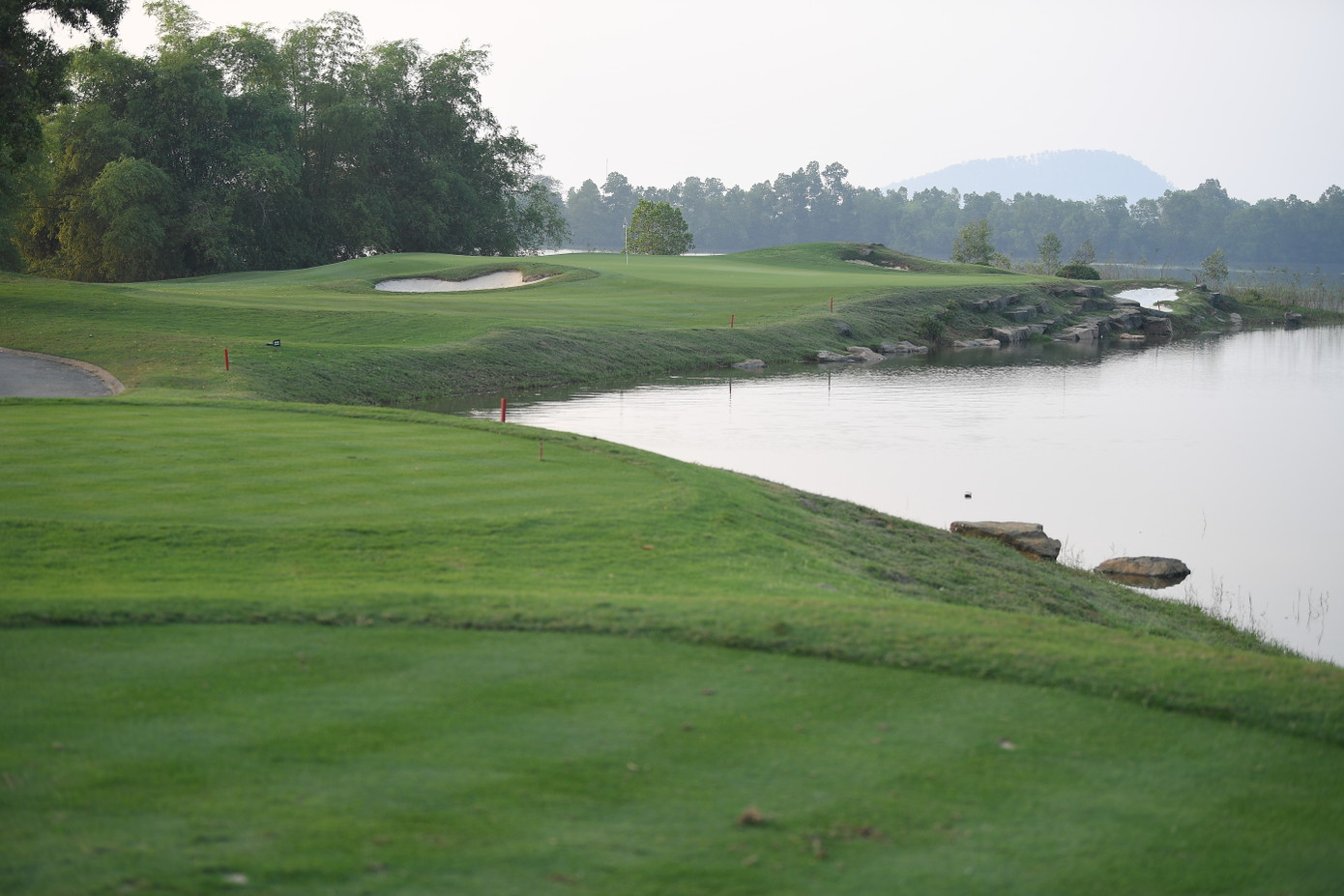 Thảm cỏ xanh mướt tại Kings Course cho thấy nỗ lực đáng kinh ngạc của Ban quản lý BRG Kings' Island Golf Resort sau cơn bão Yagi. Thảm cỏ xanh mướt tại Kings Course cho thấy nỗ lực đáng kinh ngạc của Ban quản lý BRG Kings' Island Golf Resort sau cơn bão Yagi.