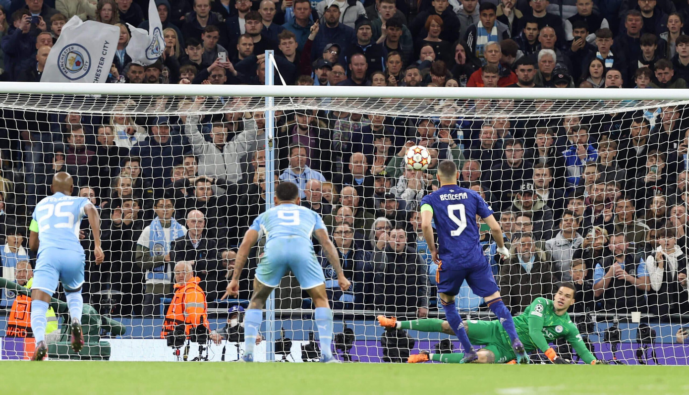 Karim Benzema thực hiện cú panenka để trận lượt đi kết thúc với tỷ số 3-4. (Ảnh: Daily Mail) Karim Benzema thực hiện cú panenka để trận lượt đi kết thúc với tỷ số 3-4. (Ảnh: Daily Mail)