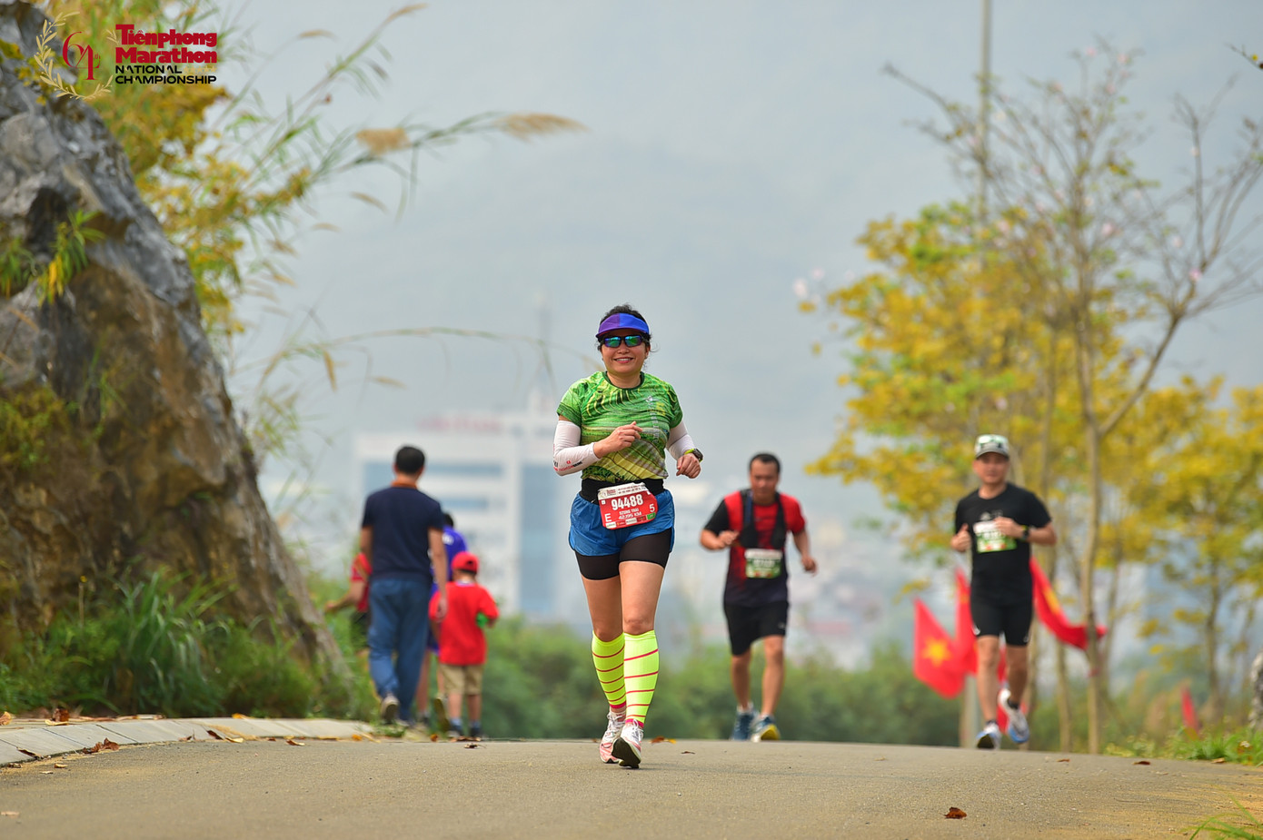 Chị Thái Quỳnh Mai Dung trên đường chạy Tiền Phong Marathon 2023 tại Lai Châu.
