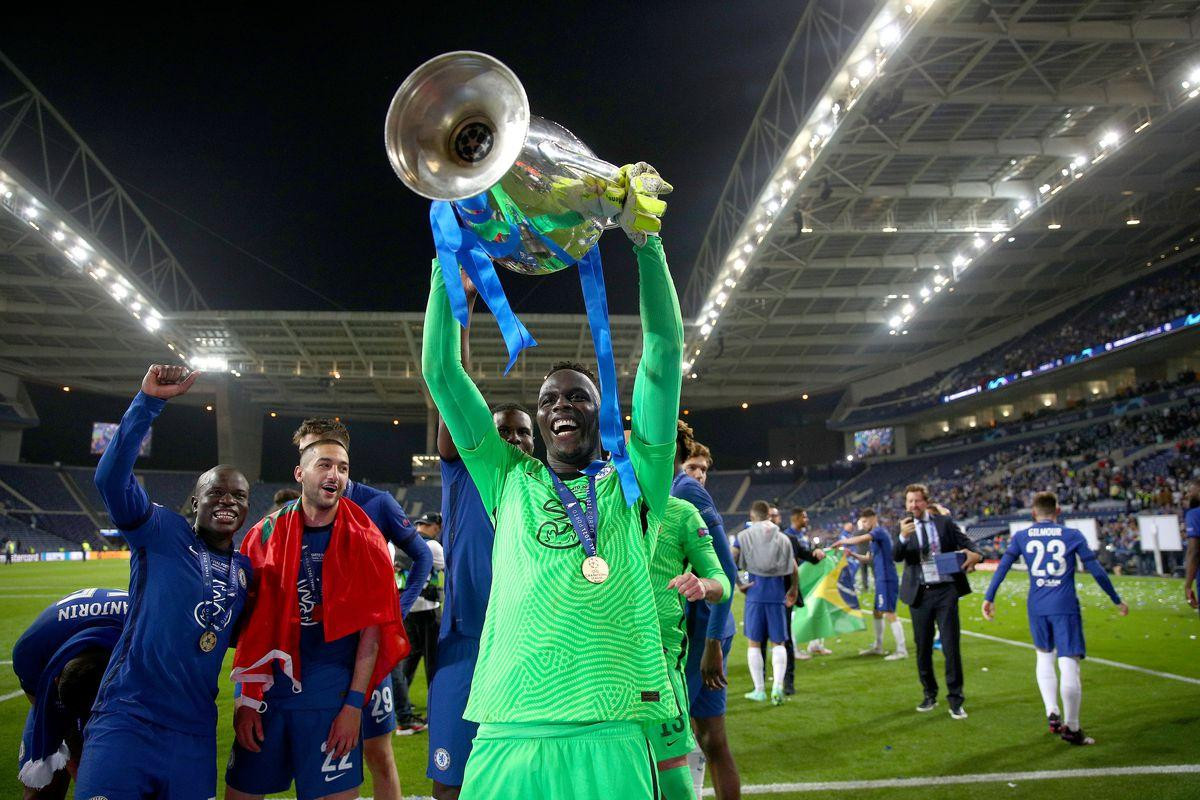 Edouard Mendy nâng cao chiếc Cúp Champions League 2020/21. (Ảnh: Getty Images)