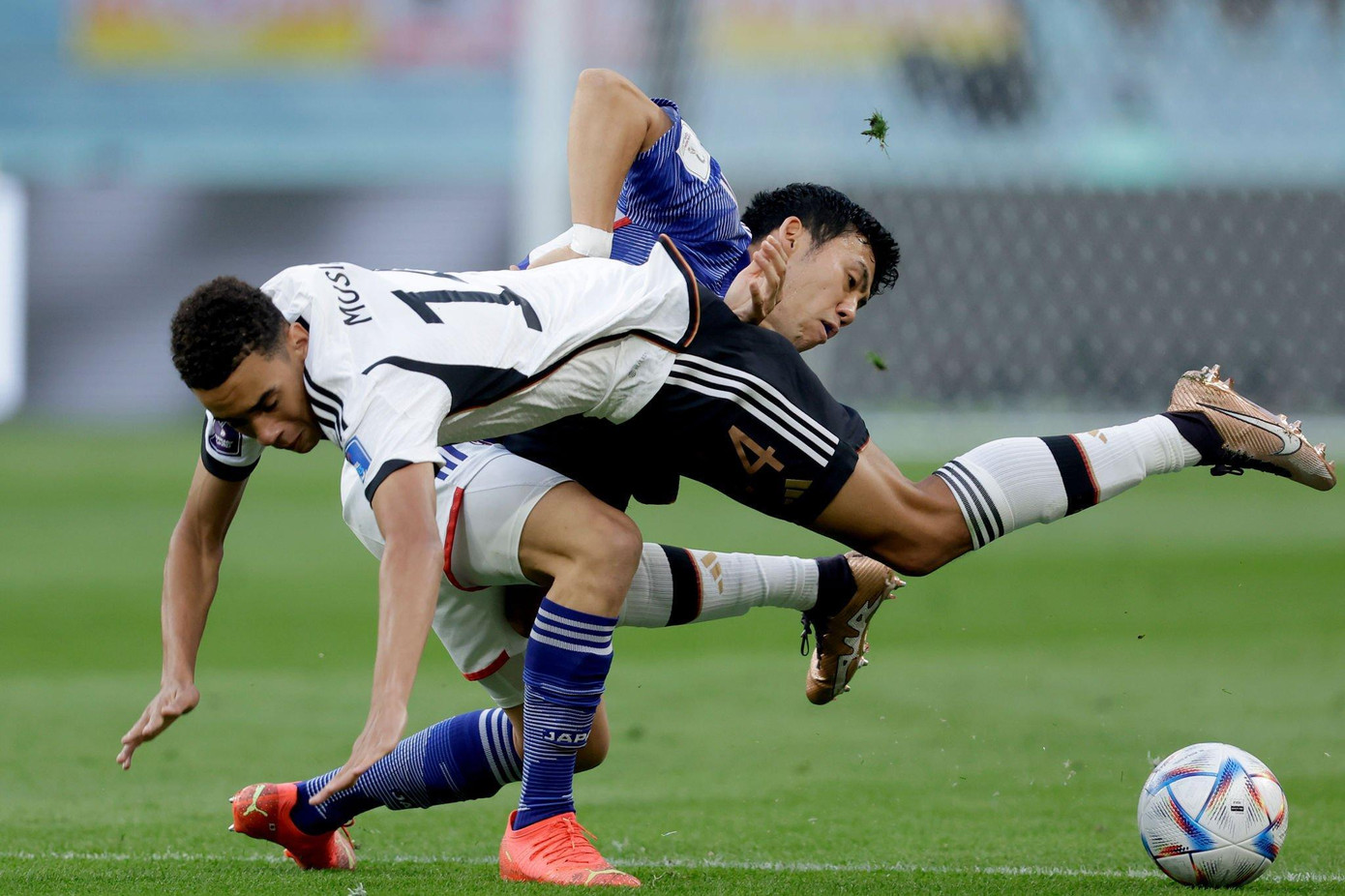 Chấn động Khalifa, Samurai xanh Nhật Bản ngược dòng quật ngã tuyển Đức 2-1 ảnh 13 Chấn động Khalifa, Samurai xanh Nhật Bản ngược dòng quật ngã tuyển Đức 2-1 ảnh 13