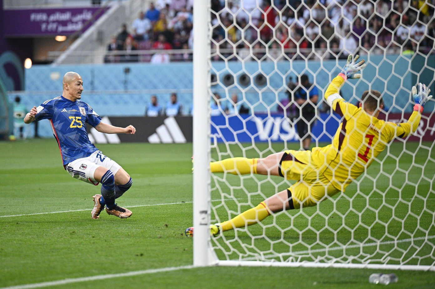 Chấn động Khalifa, Samurai xanh Nhật Bản ngược dòng quật ngã tuyển Đức 2-1 ảnh 10 Chấn động Khalifa, Samurai xanh Nhật Bản ngược dòng quật ngã tuyển Đức 2-1 ảnh 10