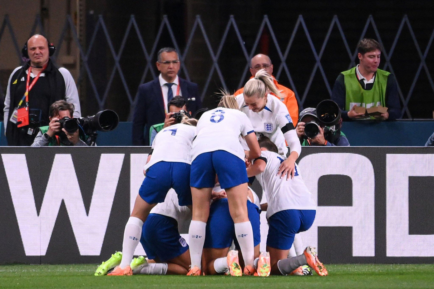  Đánh bại Đan Mạch, Anh rộng cửa vào vòng 1/8 ảnh 21