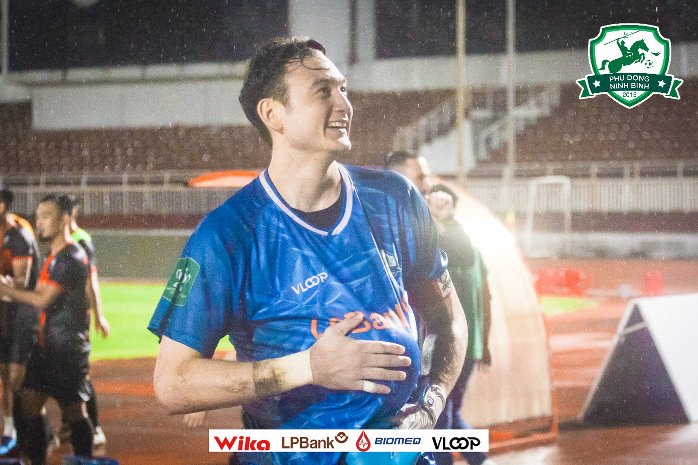 Đặng Văn Lâm ăn mừng với quả bóng trước bụng, với ý nghĩa anh sắp được "lên chức". Đặng Văn Lâm ăn mừng với quả bóng trước bụng, với ý nghĩa anh sắp được "lên chức".