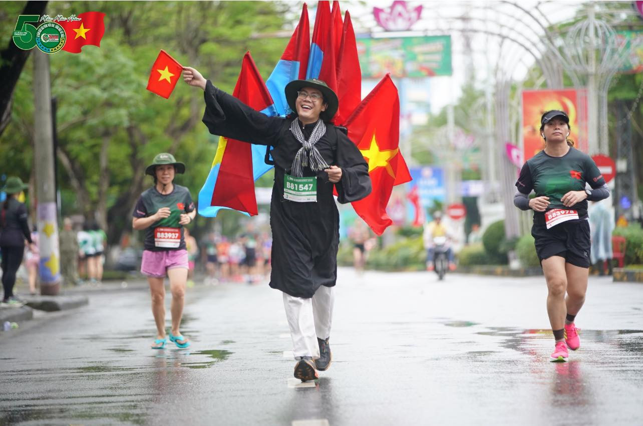 Rất nhiều runner của Tiền Phong Marathon 2025 mang cờ Tổ quốc, cờ Mặt trận giải phóng miền Nam và trang phục như những chiến sỹ giải phóng năm xưa trên đường chạy. Rất nhiều runner của Tiền Phong Marathon 2025 mang cờ Tổ quốc, cờ Mặt trận giải phóng miền Nam và trang phục như những chiến sỹ giải phóng năm xưa trên đường chạy.