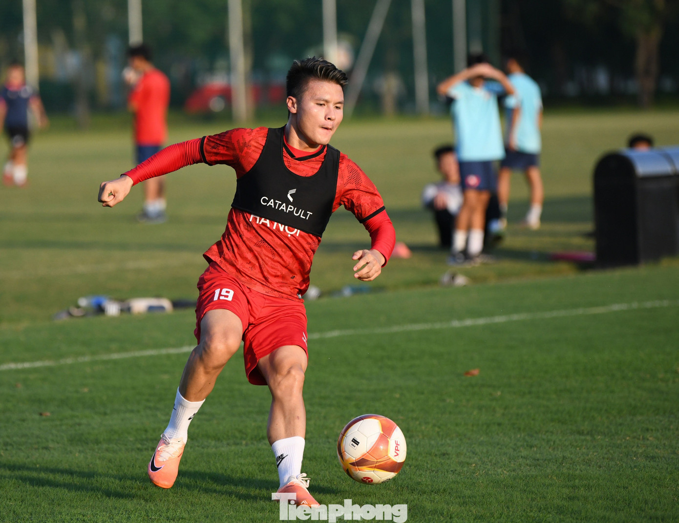 Bên cạnh đó, kỳ vọng Quang Hải sẽ tỏa sáng. Tiền vệ 26 tuổi đang ngày càng bắt nhịp với các đồng đội và trở lại với hình ảnh một ngôi sao sáng tạo với nhãn quan sắc bén.