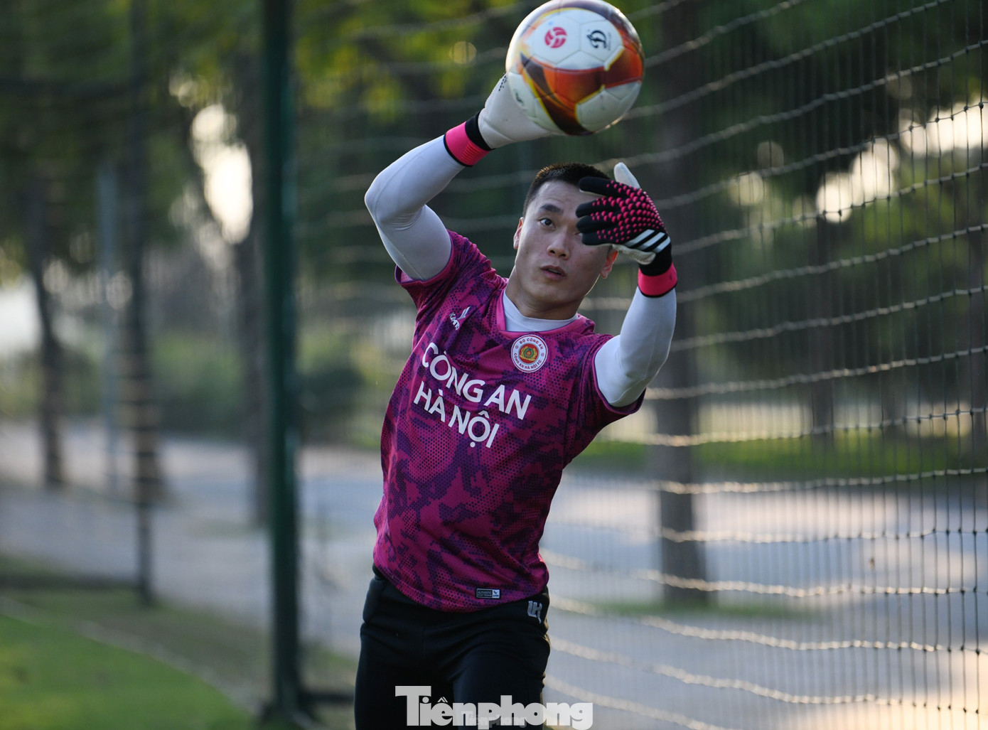Để tăng sự cạnh tranh nơi khung gỗ, thủ môn Bùi Tiến Dũng cũng đã trở lại sau thời gian chơi ở CLB TPHCM theo dạng cho mượn.