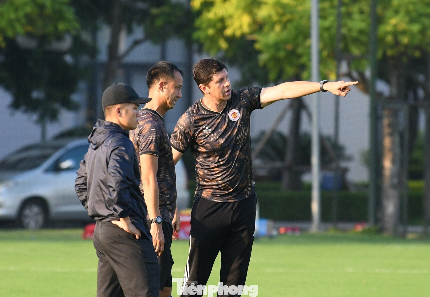 Tuy nhiên, Ban huấn luyện CAHN vẫn muốn tốt hơn nữa. Không chỉ mang về các ngôi sao mới, họ cũng nỗ lực để theo đuổi thứ bóng đá hiện đại, tận hiến và hiệu quả.